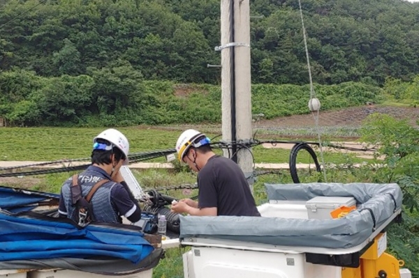 지난 3일 충청지역에서 LG유플러스 관계자들이 통신망 복구작업을 진행 중인 모습. (사진=LG유플러스)