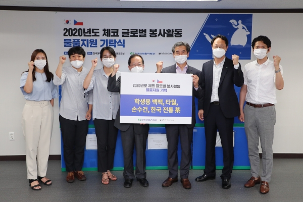 전영태 한수원 상생협력처장(왼쪽 다섯번째), 장재윤 한국대학사회봉사협의회 사무국장(왼쪽 네번째) 등 관계자들이 5일 한국대학사회봉사협의회에 체코 지원을 위한 물품 전달 행사에 참석한 뒤 기념 촬영을 하고 있다. (사진=한국수력원자력)