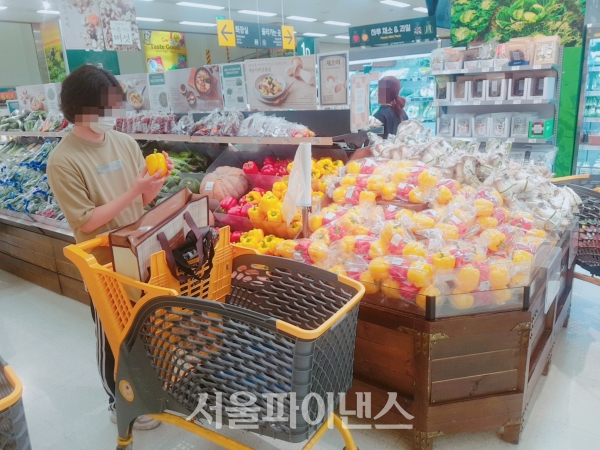 6일 서울 용산구의 한 대형마트에서 한 손님이 피망을 고르고 있는 모습. (사진=박지수 기자)