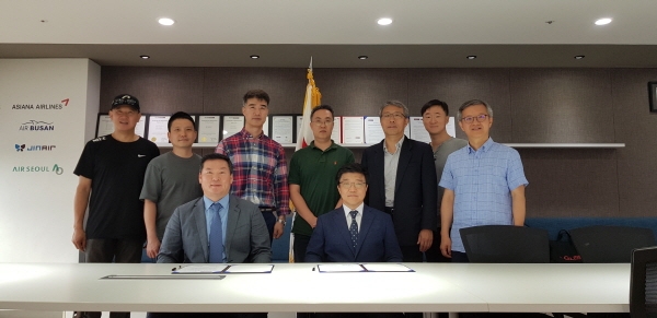 민간항공조종사협회(ALPA-K)는 지난 4일 강서구 사무실에서 항공우주의학협회와 '항공안전의 발전을 위한 업무협약'을 체결했다고 7일 밝혔다. 김규왕 민간항공조종사협회장(사진 첫 번째 줄 왼쪽)과 김규성 항공우주의학협회장(사진 첫 번째 줄 오른 쪽) (사진=민간항공조종사협회)