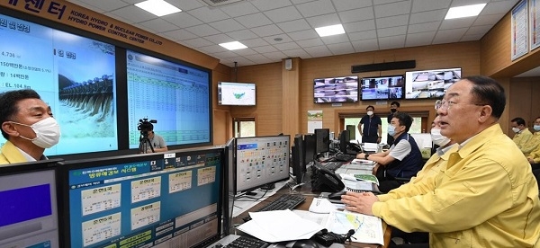 홍남기 경제부총리 겸 기획재정부 장관이 7일 강원도 춘천댐을 방문해 의암댐 사고 수습 지원을 위한 상류댐 방류량 상황을 살피고 있다. (사진=연합뉴스)