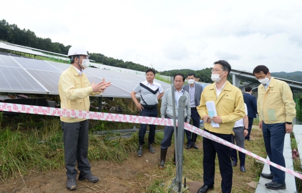 성윤모 산업통상자원부 장관이 충남 천안시 소재 태양광 발전고인 '드림천안에너지㈜'를 방문해 집중호우에 따른 발전시설 운영상황을 점검하고 있다. (사진=산업통상자원부)