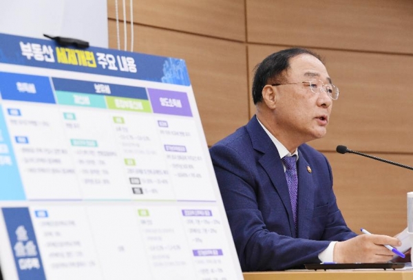 홍남기 부총리 겸 기획재정부 장관이 10일 오후 정부세종청사에서 열린 출입기자단 간담회를 통해 '부동산 세제개편 주요내용'과 '현행 재건축과 공공참여형 고밀재건축 비교'를 설명하고 있다. (사진= 기획재정부)