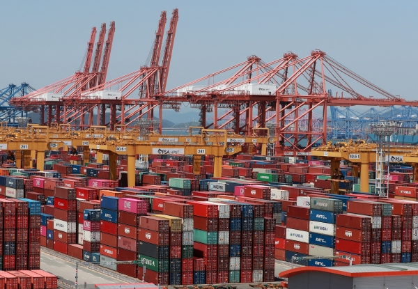 부산신항에 쌓여 있는 컨테이너 (사진=연합뉴스)