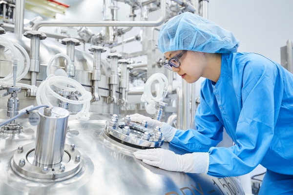 삼성바이오로직스 연구원이 바이오리액터홀을 들여다보고 있다. (사진=삼성바이오로직스)<br>