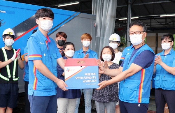 CJ대한통운 택배상생위원회는 오는 14일 '택배가족 리프레시 데이(Refresh Day)'를 맞아 택배산업 종사자들을 대상으로 '복날세트'를 선물한다고 12일 밝혔다. (사진=CJ대한통운)