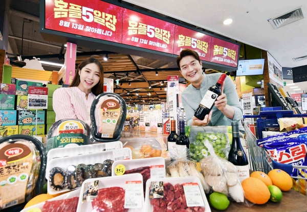 12일 서울 강서구 등촌동 홈플러스 강서점에서 홍보 도우미들이 '홈플5일장' 행사를 알리고 있다. (사진=홈플러스)