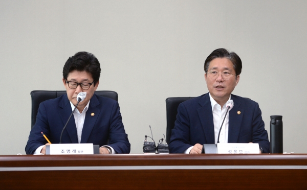 성윤모 산업통상자원부 장관(오른쪽)과 조명래 환경부 장관이 12일 정부세종청사 4동 회의실에서 그린뉴딜 분과반 1차 회의를 주재하고 있다. (사진=산업통상자원부)