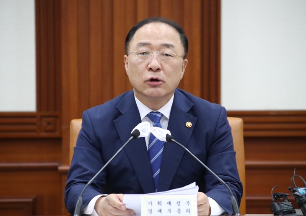 홍남기 경제부총리 겸 기획재정부 장관이 12일 정부서울청사에서 제2차 부동산 시장 점검 관계장관회의를 주재하고 있다.(사진=연합뉴스)