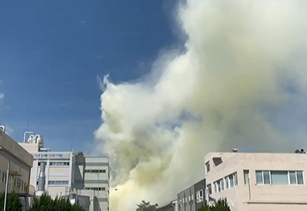 14일 LG화학 온산공장에서 발생한 화재로 유독가스가 유출되고 있다. (사진=연합뉴스)