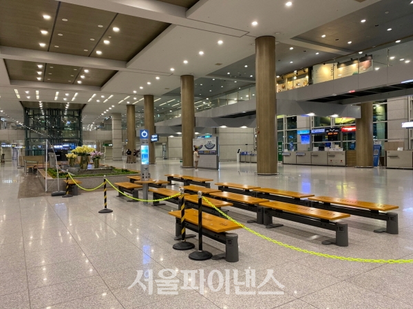 18일 항공업계에 따르면 다음 달 국제선 유류할증료는 '0단계'가 적용돼 별도 금액을 부과하지 않는다. 이에 따라 국제선 유류할증료는 지난 4월부터 6개월 연속 '0원'을 기록하게 됐다. 한산한 인천국제공항. (사진=주진희 기자)