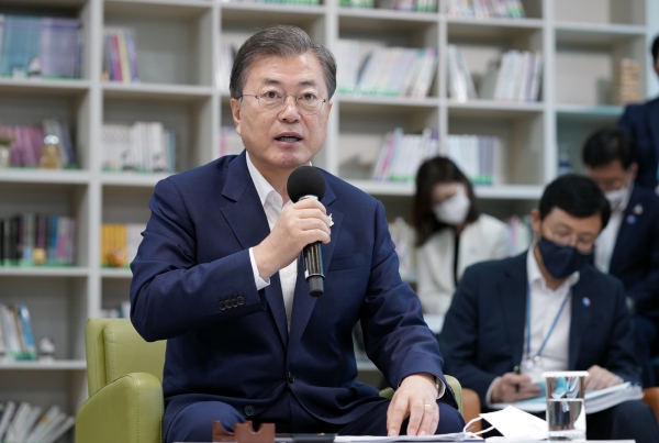 문재인 대통령이 18일 서울 중구 창덕여중에서 한국판 뉴딜 10대 과제 중 하나인 '그린 스마트스쿨' 추진 관련 시도교육감 간담회를 주재하고 있다. (사진=연합뉴스)