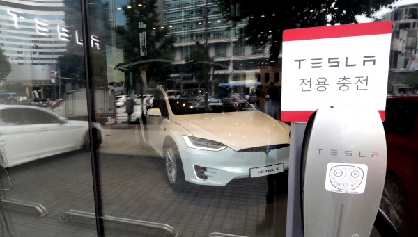 18일 서울 강남구 테슬라스토어에 테슬라가 판매하는 차량이 전시되어 있다. 이날 공정거래위원회는 테슬라의 자동차 매매약관 중 5개 유형의 불공정약관 조항을 시정하게 했다고 밝혔다. (사진=연합뉴스)
