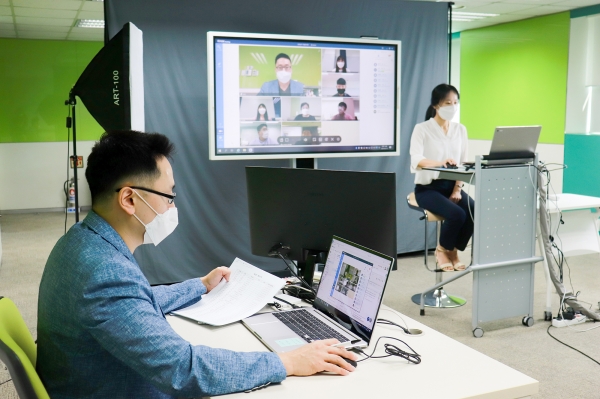 19일 삼성전자 상생협력아카데미 교육센터에서 열린 '우수기술 설명회'에서 과학기술일자리진흥원 신윤미 파트장(사진 우측)이 중견·중소기업을 위한 R&D 지원정책을 온라인으로 소개하고 있다. (사진=삼성전자)