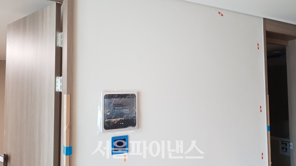 한 신축아파트 사전점검 때 입주 예정자가 하자로 보이는 부분에 빨간 스티커를 붙여놓은 모습. (사진=이진희 기자)