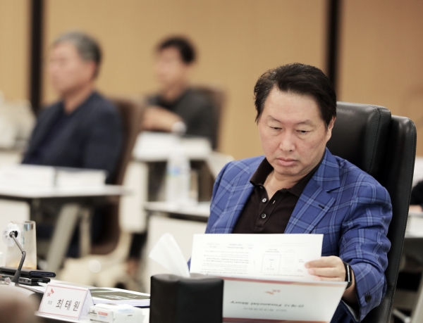 최태원 SK그룹 회장이 23일 경기도 이천시 SKMS연구소에서 개최된 '2020 확대경영회의'에 참석, 기업가치 제고 방안에 관한 발표를 경청하면서 자료를 살펴보고 있다. (사진=SK)