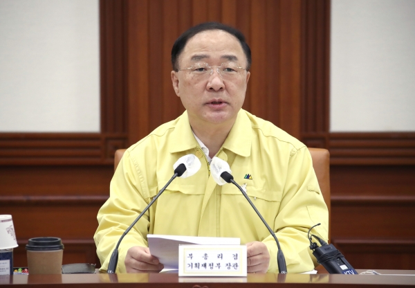 홍남기 경제부총리 겸 기획재정부 장관이 13일 오전 정부서울청사에서 열린 제13차 비상경제 중앙대책본부 회의를 주재하며 발언하고 있다. (사진=연합뉴스)