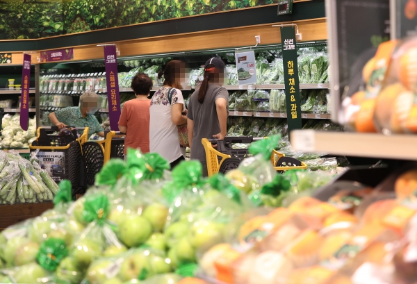 긴 장마 여파로 농산물 가격이 치솟고 있는 가운데 지난 20일 서울 성동구 이마트 성수점에서 시민들이 채소를 고르고 있다. (사진=연합뉴스)