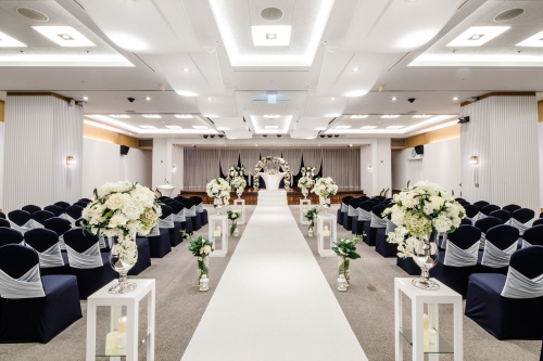 LG유플러스는 상암사옥 강당을 결혼식장으로 이용할 수 있도록 탈바꿈하고, 용산사옥 로비를 미술관으로 꾸미는 등 임직원들의 복지를 위해 사옥 리모델링을 진행했다고 18일 밝혔다. (사진=LG유플러스)