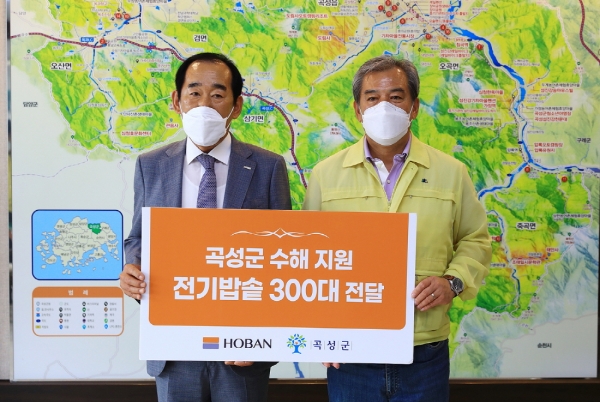 호반건설 구호물품 전달식 (왼쪽부터 윤주봉 남도문화재단 이사장, 유근기 곡성군수) (사진=호반건설)