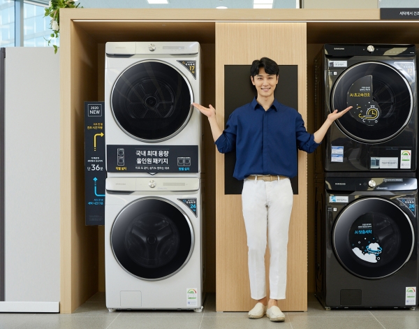 삼성전자 모델이 삼성디지털프라자 서초본점에서 국내 최대 용량의 '그랑데 AI' 17kg 건조기(위)와 24kg 세탁기(아래) 제품 패키지를 소개하고 있다. (사진=삼성전자)