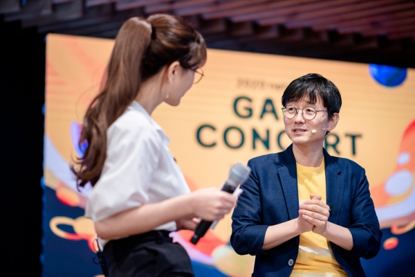 넷마블문화재단이 주최한 2020 넷마블 게임콘서트에서 최원석 과학저널리스트가 게임에 적용된 과학기술을 소개하고 있다. (사진=넷마블문화재단)