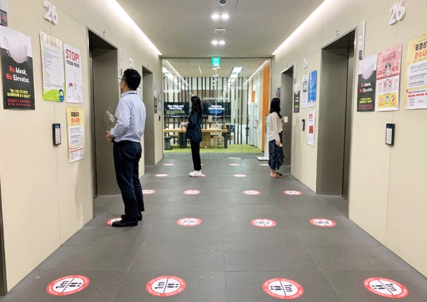 초고강도 거리두기가 시행되는 서울 송파구 잠실 쿠팡 본사에서 임직원들이 승강기를 기다리고 있다. (사진=쿠팡)  