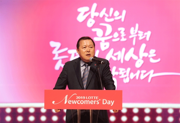 황각규 롯데 부회장이 지난 12월17일 서울 송파구 신천동 롯데월드몰 8층 콘서트홀에서 열린 '롯데 뉴커머스 데이'에서 신입사원 환영 인사를 하고 있다. (사진=롯데지주)