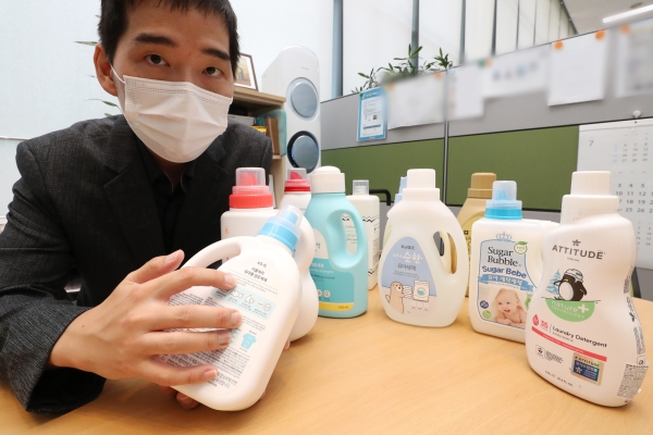 한국소비자원 관계자가 25일 오전 세종시 정부세종청사에서 열린 유아용 세탁세제 비교정보 생산 결과 브리핑에 앞서 인터넷 쇼핑몰에서 판매하는 10개 제품을 대상으로 실시한 안전성, 품질 등 시험 평가한 내용을 설명하고 있다. (사진=연합뉴스)