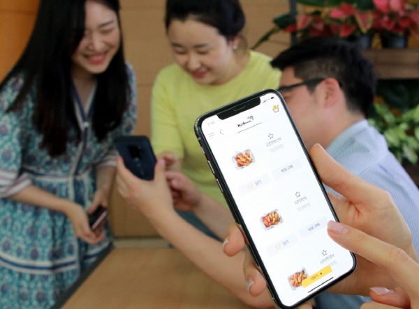 교촌에프앤비 자체 주문앱을 소개하고 있다. (사진=교촌에프앤비)