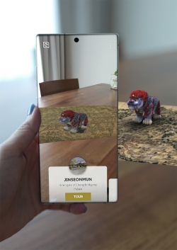 '창덕ARirang 앳홈' 앱을 집 안 식탁 위나 거실에서 구동한 모습. (사진=SK텔레콤)