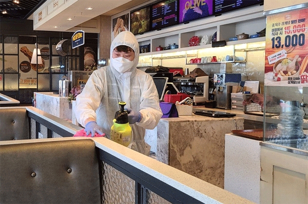 26일 서울 송파구 제너시스비비큐그룹 본사 1층 패밀리타운점에서 방역업체 직원이 칸막이를 소독하고 있다. (사진=제너시스비비큐그룹)
