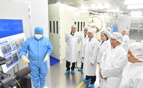 '제2차 소재·부품·장비 경쟁력위원회' 참석자들이 율촌화학의 배리어 필름(2차전지 외부 포장 필름) 생산시설을 둘러보고 있다. (사진=산업통상자원부)