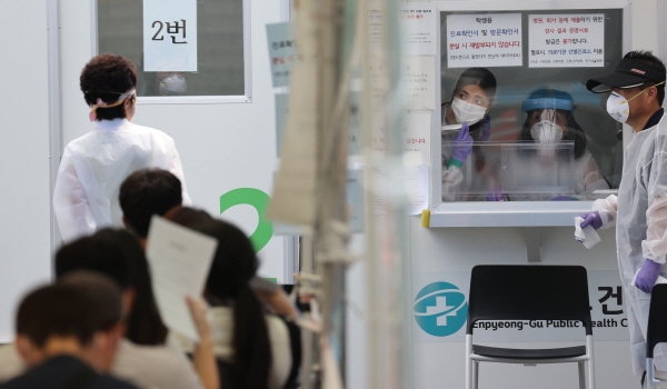 서울 은평구 보건소 앞에 마련된 신종 코로나 바이러스 감염증(코로나19) 선별진료소에서 보건소 관계자들이 부스 안에서 검사 대기자들을 살피고 있다. (사진=연합뉴스)