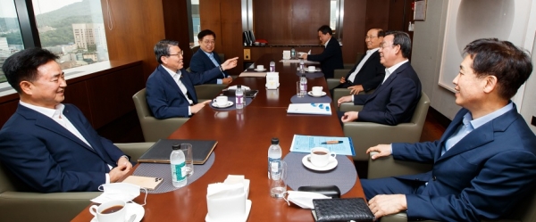 은성수 금융위원장이 12일 서울 중구 은행회관에서 열린 금융협회장 간담회에서 대화를 하고 있다. (왼쪽부터 시계방향으로) 신용길 생명보험협회장, 은성수 금융위원장, 박재식 저축은행중앙회장, 김용덕 손해보험협회장, 김태영 은행연합회장, 김주현 여신금융협회장 (사진=금융위원회)