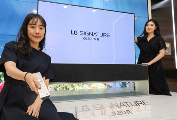 26일 서울 양천구 현대백화점 목동점 지하 1층 LG 프리미엄샵에서 직원들이 돌돌 말리는 'LG 시그니처 롤러블 TV'를 소개하고 있다. (사진=현대백화점)  
