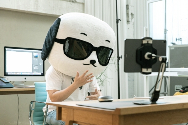 웹툰 작가 '김보통'씨가 20대청춘들과 영상 통화 서비스 '미더스'를 통해 대화를 나누고있는 모습. (사진=SK텔레콤)