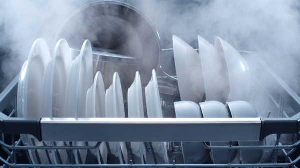 LG 디오스 식기세척기의 100도 트루 스팀 기능으로 식기를 살균하는 모습. (사진=LG전자)