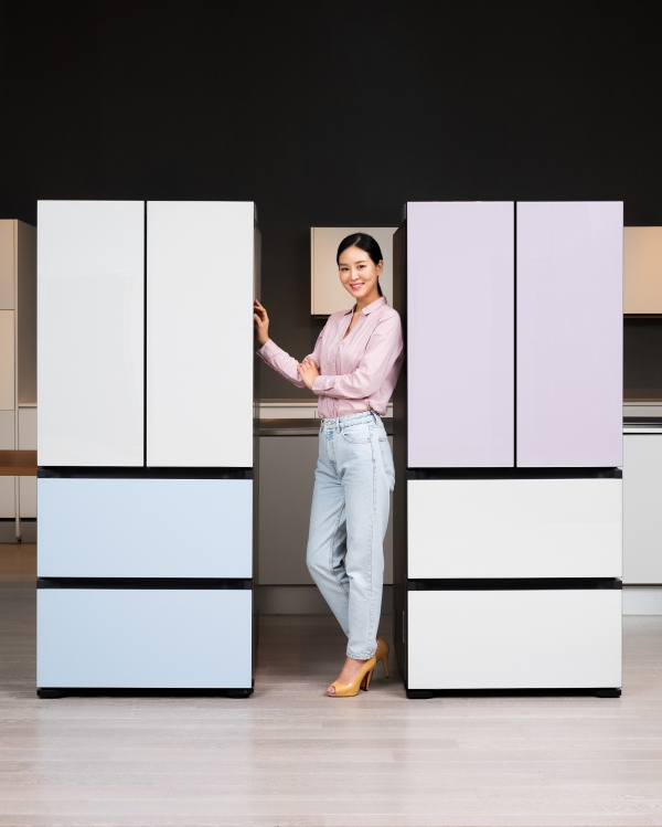 삼성전자 모델이 수원 삼성디지털시티 프리미엄하우스에서 프리미엄 김치냉장고 신제품 '비스포크 김치플러스'를 소개하고 있다. (사진=삼성전자)