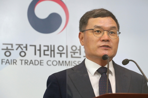 성경제 공정거래위원회 기업집단정책과장이 31일 오전 세종시 정부세종청사에서 2020년 공시대상기업집단으로 지정된 64개 기업집단의 주식소유현황을 분석·공개하고 있다.(사진=연합뉴스)