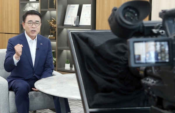 지난달 26일 사전녹화로 진행된 신한금융그룹 창립 19주년 기념식에서 조용병 회장이 기념사를 하고 있다. (사진=신한금융그룹)