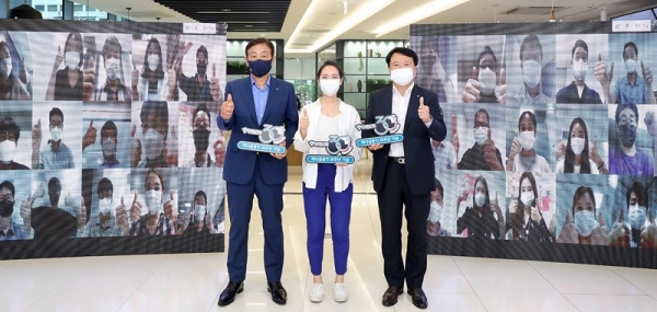김정태 하나금융그룹 회장(왼쪽)과 유시완 하나금융티아이 사장(오른쪽), 하나금융티아이 직원 대표가 1일 창립 30주년 랜선 기념식에서 기념촬영을 하고 있다. (사진=하나금융그룹)