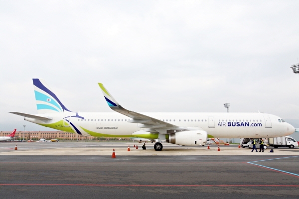 에어부산은 9호 태풍 '마이삭'의 피해 예방을 위해 김해국제공항에 주기돼 있는 항공기 23대 모두를 인천과 김포공항으로 이동시켰다고 2일 밝혔다. (사진=에어부산)
