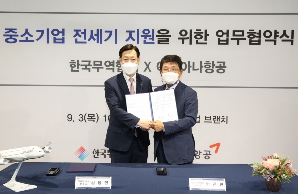 아시아나항공은 한국무역협회와 이 같은 내용의 '해외진출 상용 수요 지원 양해각서(MOU)'를 체결했다고 3일 밝혔다. 김영헌 아시아나항공 김영헌 여객본부장(사진 왼쪽), 한진현 한국무역협회 부회장. (사진=아시아나항공)