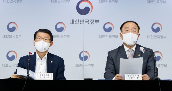 홍남기 경제부총리 겸 기획재정부 장관(오른쪽)과 은성수 금융위원장이 3일 오후 정부서울청사에서 '국민참여형 뉴딜펀드 조성 및 뉴딜금융 지원방안' 브리핑을 하고 있다. (사진=금융위원회)