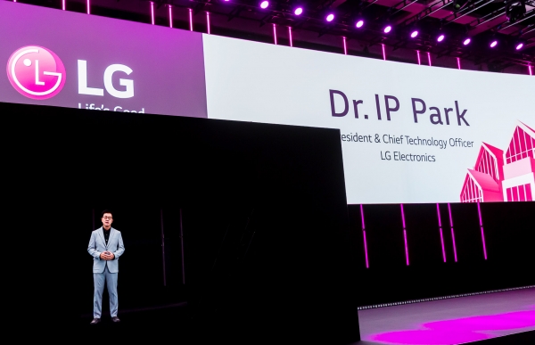 LG전자가 현지시간 3일 독일 베를린에서 개막한 'IFA 2020'에서 '집에서 좋은 삶이 시작됩니다(Life’s Good from Home)'를 주제로 프레스 콘퍼런스를 진행했다. CTO 박일평 사장이 홀로그램으로 등장해 프레스 콘퍼런스를 진행하는 모습. (사진=LG전자)
