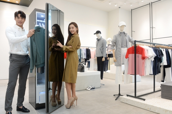 LG전자가 생활문화기업 LF와 손잡고 9월부터 향후 1년 동안 LF Mall 스토어, 헤지스, 라움 이스트(RAUM EAST) 등 전국 LF 의류매장 20곳에서 트롬 스타일러를 운영하기로 했다. 모델들이 서울에 있는 헤지스 명동점에서 'LG 트롬 스타일러'를 소개하고 있다. (사진=LG전자)