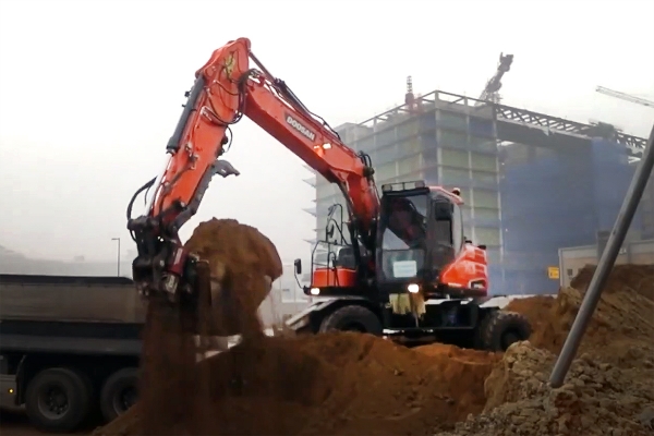 두산인프라코어 첫 '유튜브 영상공모전' 대상을 차지한 밀프로TV '16톤급 휠굴착기 리뷰' 영상 화면 갈무리 (사진=두산인프라코어)