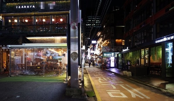 사회적 거리두기 2.5 단계가 시행된 이후 한산한 모습을 보이고 있는 강남역 인근 먹자 골목. (사진=연합뉴스)