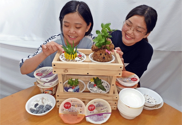 경북 포항시 무지개지역아동센터에서 '햇반가드닝'에 참여한 초·중학생들이 '햇반' 용기와 식물 등을 활용해 작은 정원을 꾸미고 있다. (사진=CJ제일제당) 